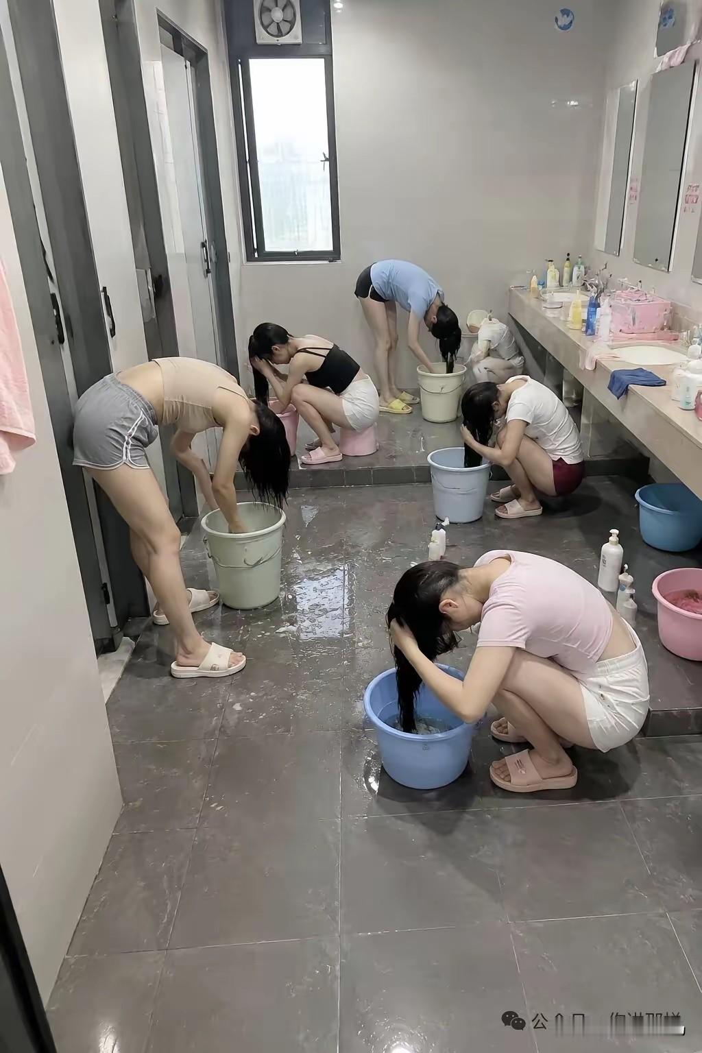 这是什么单位，洗头还必须集中，太不人性了吧[打脸]