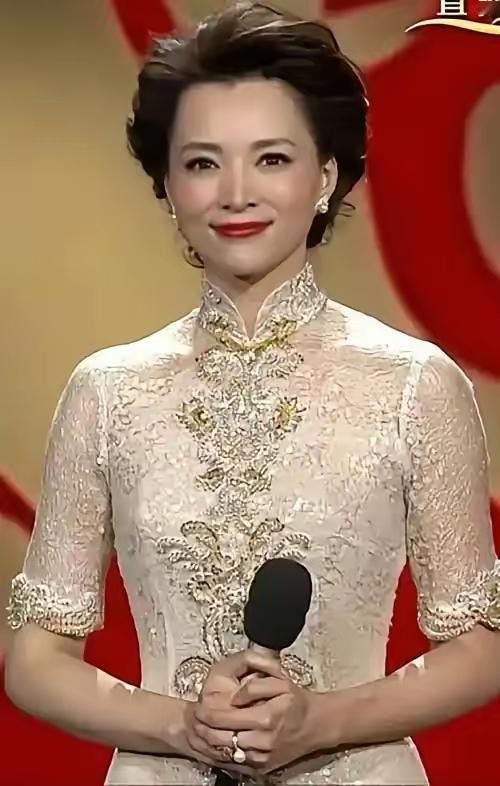 53岁董卿罕见现身！素颜吃团圆饭惊艳全网，网友泪目：没有她，春晚都没年味了！