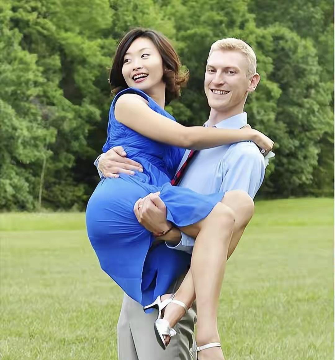 王尔晴一点也不是恋爱脑，虽然嫁给了英国男人，可不是跟丈夫在国外生活，而是让丈夫跟