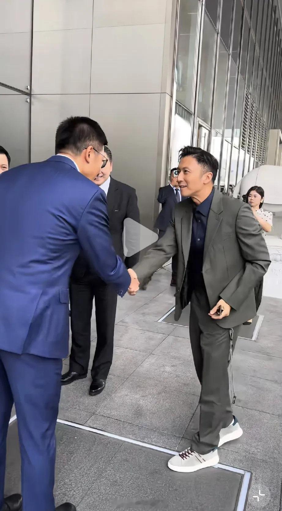 8月19日，45岁的谢霆锋，冲上热搜，这一次，不是因为工作，也不是因为王菲，而是他现身北京，西装革履