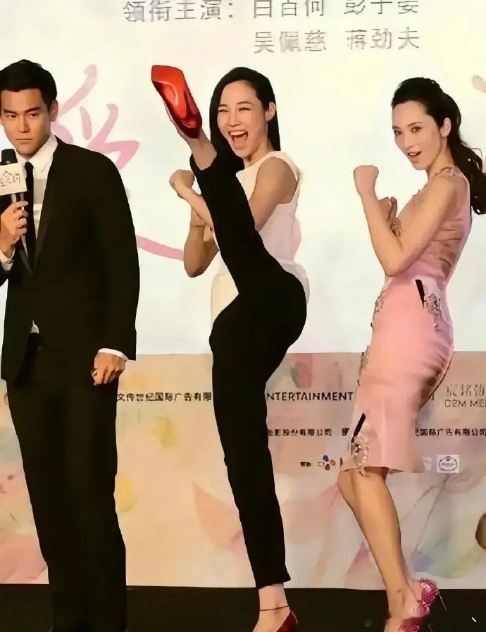 白百何这腿功真不错，一下子抬得那么高，把边上的彭于晏吓了一跳！