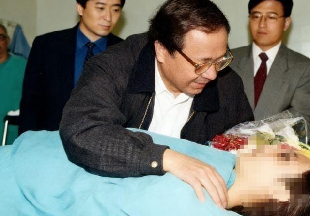 1999年，记者朱颖遇难牺牲后，父亲赶到殡仪馆，当看到女儿遗体时，难掩心中悲痛，