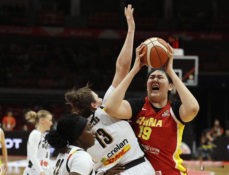 中国女篮有顶级内线硬件，但没配得上的现代篮球软件。-人家比利时是现代篮球