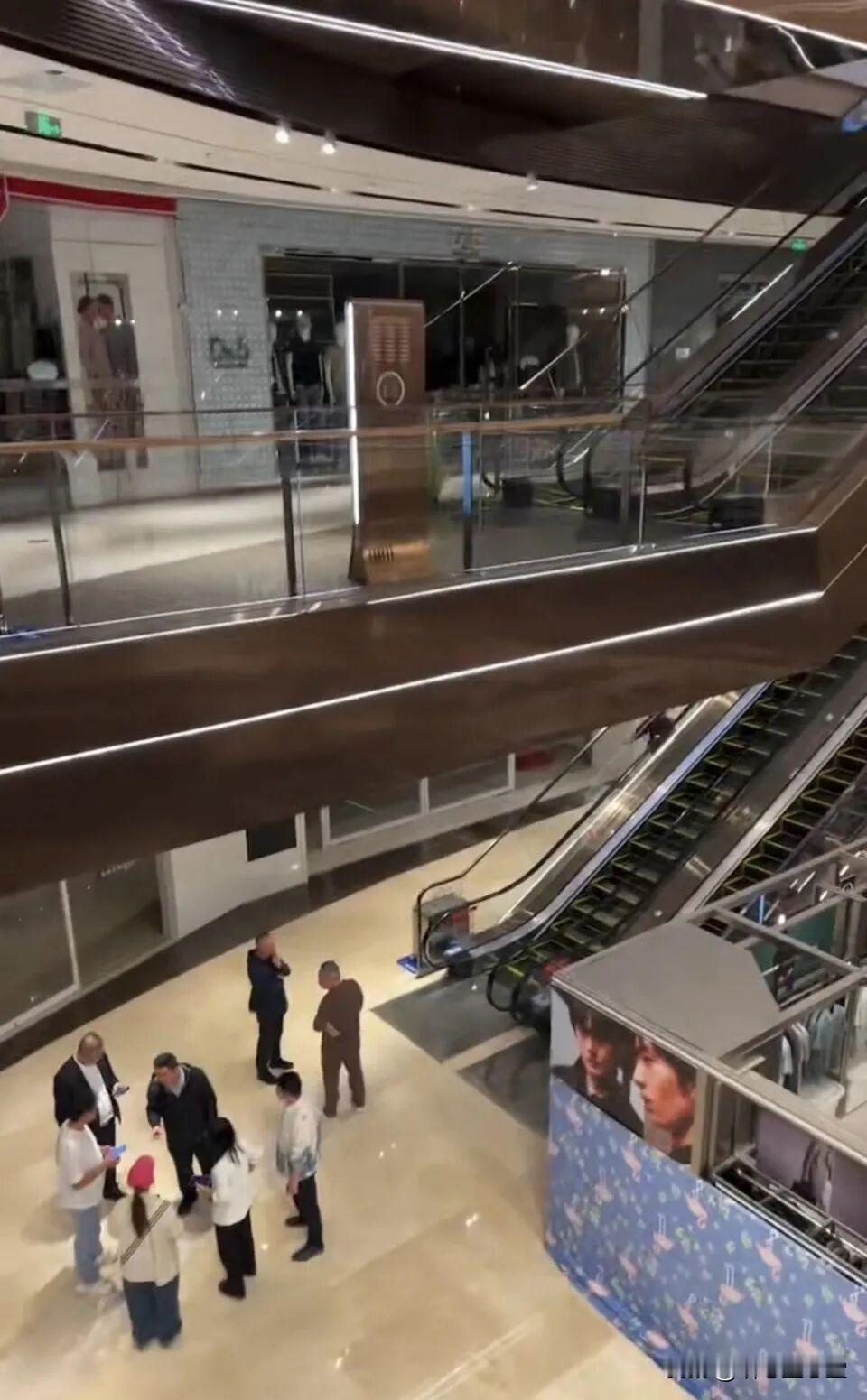 山西长治万达广场一女子坠楼身亡，商场次日恢复营业万达广场4月18日晚，一声闷响