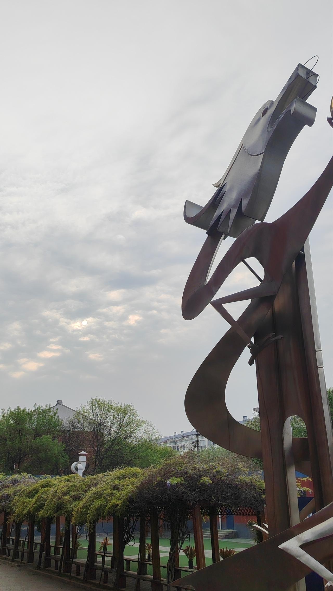 共勉警句：真正的强大，不是原谅别人，而是放过自己。小故事：一位女士因朋友的背