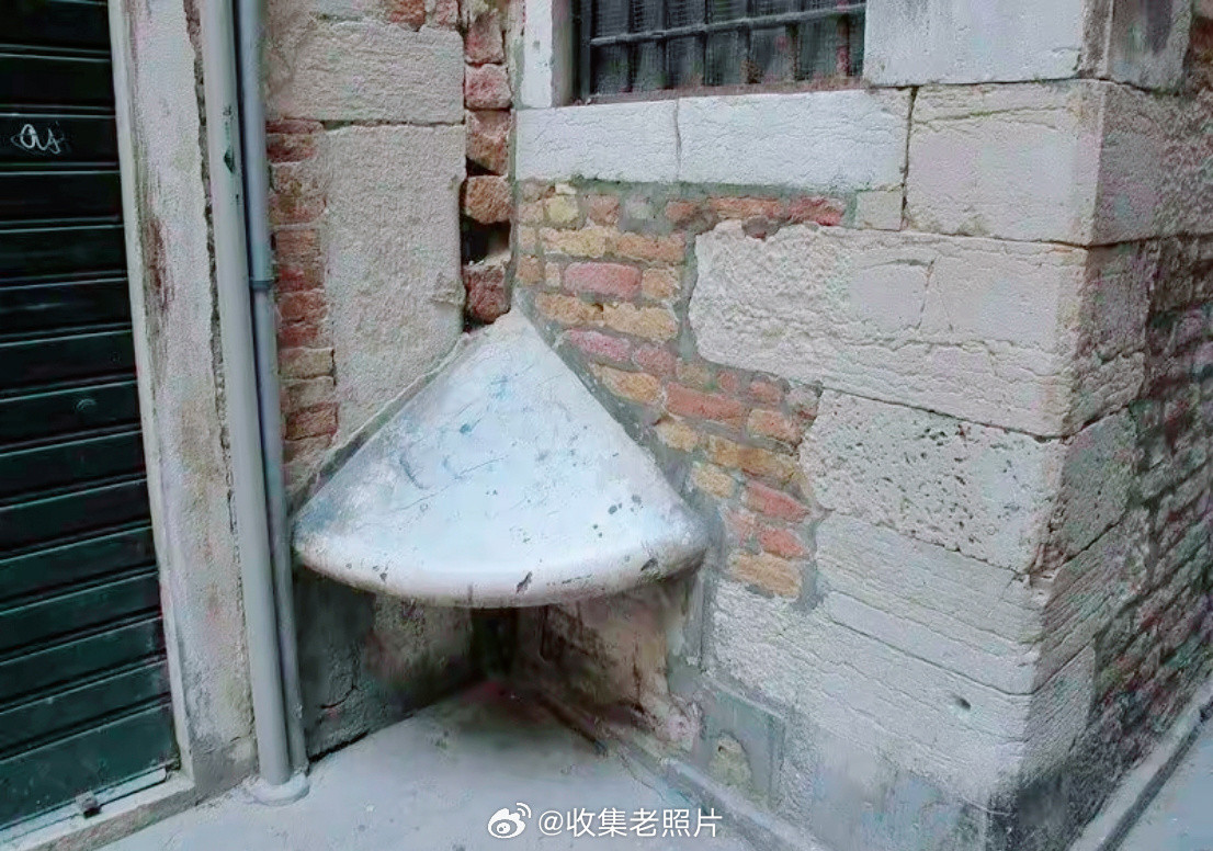 这叫“威尼斯伞”，欧洲防便溺的设施。晚上墙角偷偷撒尿，尿液会反溅到裤子上。🤣