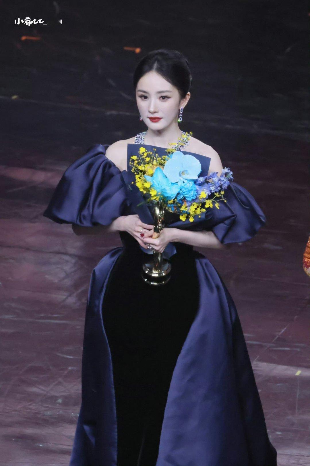 杨幂三封微博QUEEN恭喜杨幂荣获微博QUEEN和年度荣耀演员👑三封加冕实至