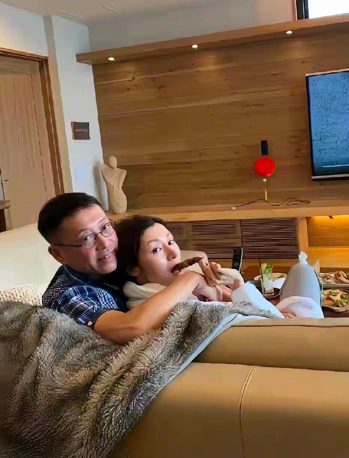 美人迟暮，昔日的香港第一美人，如今的日子简单而又幸福。许晋亨和李嘉欣结婚以后