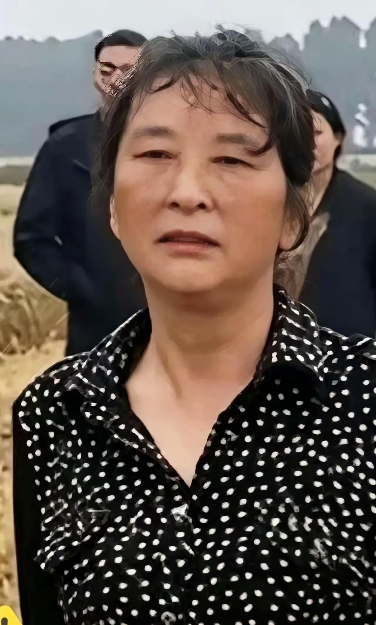 看到了这事儿，我真是被气笑了。那个所谓的“割四赔五”大妈，凭一己之力搅浑了麦收季