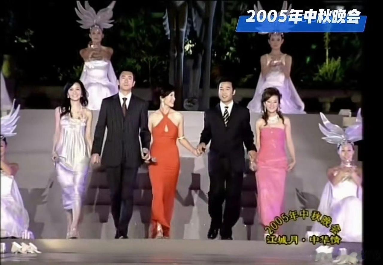 侯佩岑20年秋晚重逢：时光只宠不欺的优雅谁能想到！2005年第一次站上央视