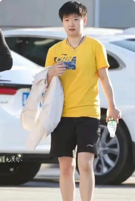 莎莎和哥哥都是运动员，近日莎莎发了一个新的训练图，引起了网友们的热议。图中莎莎