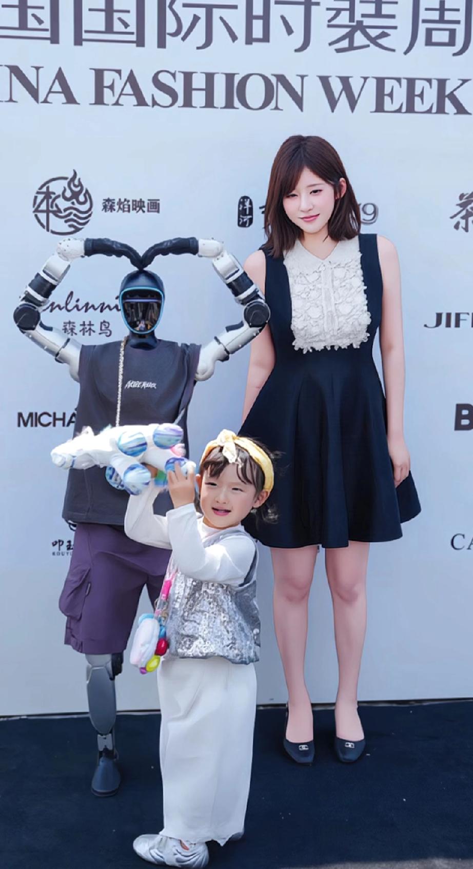 黄一鸣告王思聪为闪闪正名，拿不到钱也不要紧她表示就是为了告诉大家，闪闪有父亲