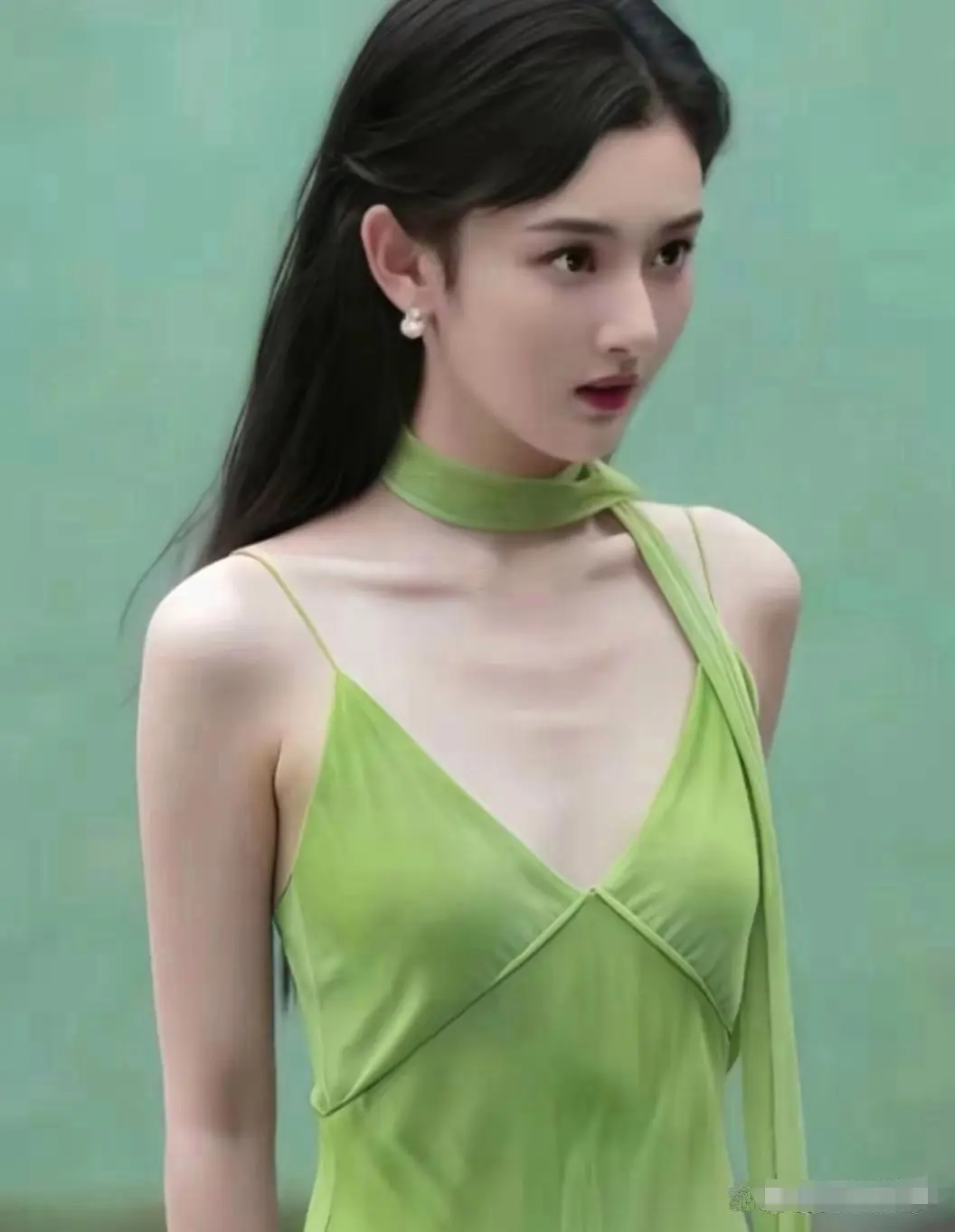 宋祖儿呀姑娘，听我一句劝，要不就退圈吧。都快30岁的人了，还两次被举报税务有问