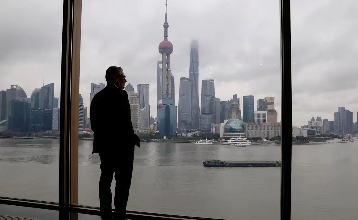 斯塔默回到英国后，他的随行记者意犹未尽。2月1日，斯塔默的随行记者、天空新闻总