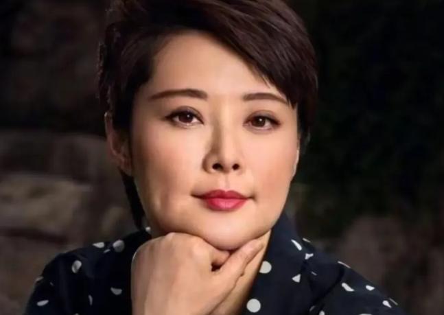 一次，制片人对袁立说:“你打扮一下，今晚去陪当地的村长顿吃饭。”袁立果断拒绝，制