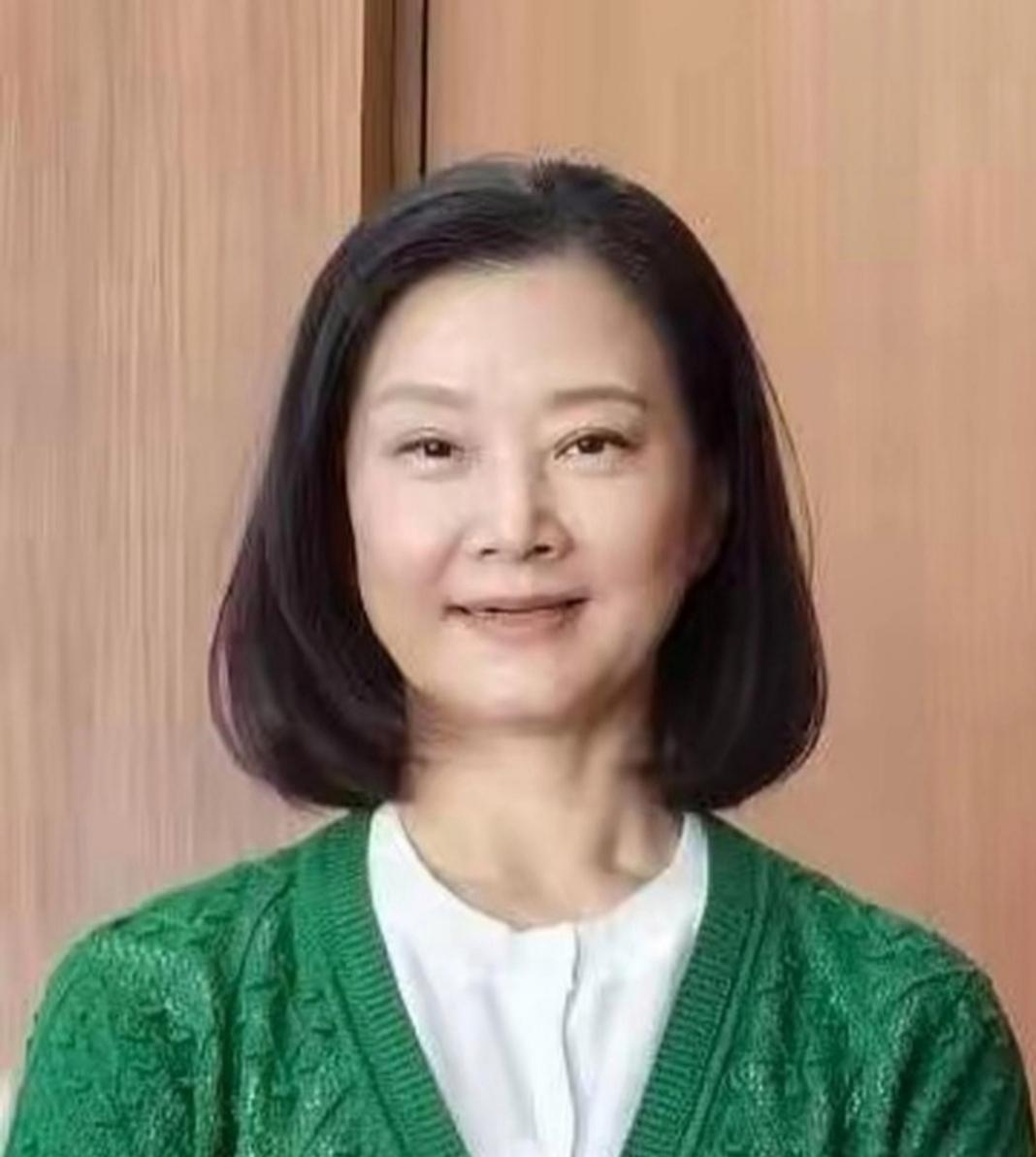 59岁宋祖英的素颜照，照片中她穿着绿色针织衫搭配黑色裤子，优雅从容，气质出众，她