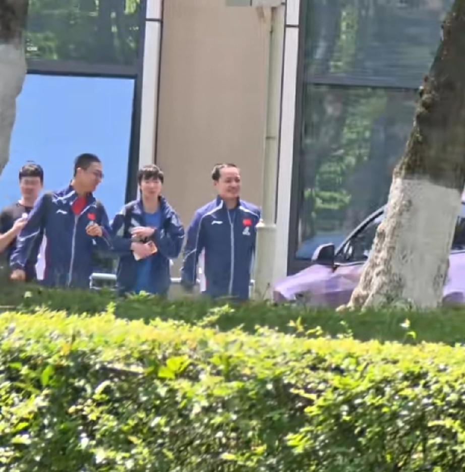 成都国乒训练基地，好久不见的任浩教练今天陪着做完技术训练的曼昱一起去训练体能。曼