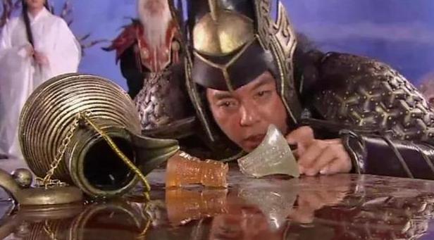 沙僧打碎琉璃盏，众仙为何会吓得面无人色？看琉璃盏里装了什么？ 那天的蟠桃会来