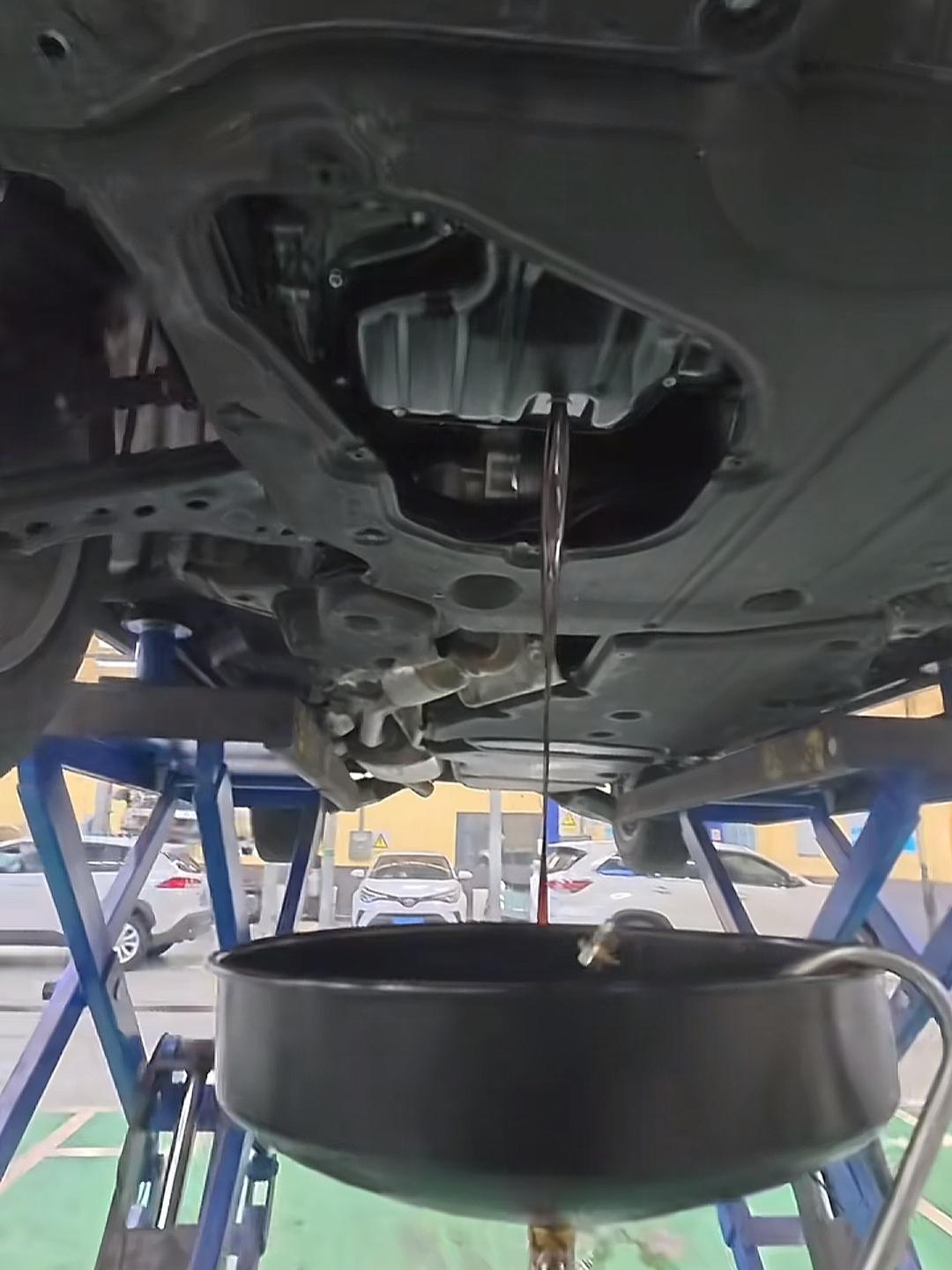 我也是保养了两次才知道不同4S店保养同一款车价格是不同的。我这个店汉兰达保养一次