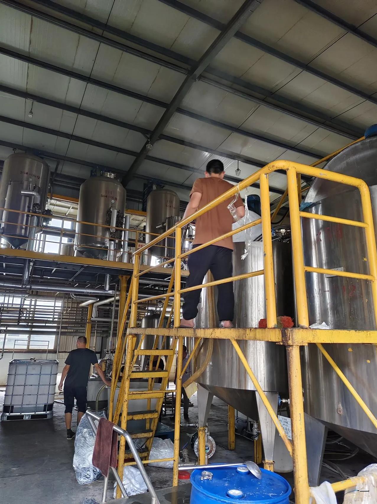 我正吃着早餐，又一个同事过来问我，给孩子填好志愿没有，都报了哪些学校。我说，“