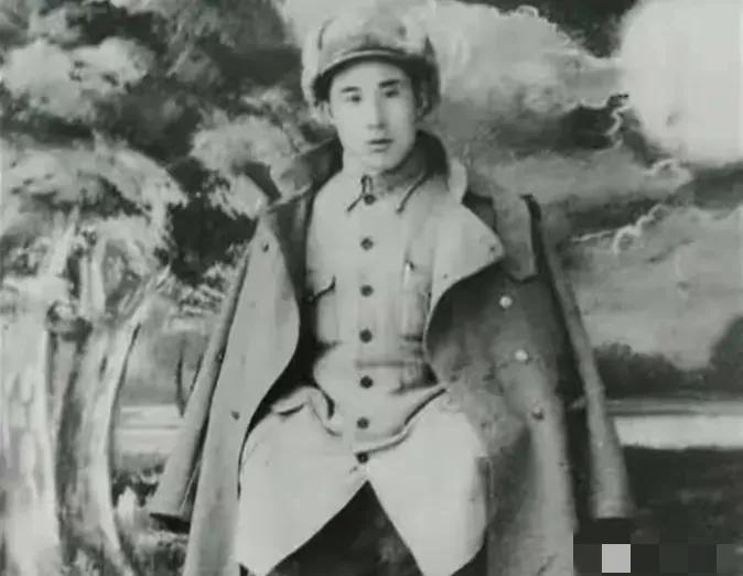 1949年，10兵团后勤部长李厚坤上任途中，不幸遭到300多名土匪袭击，李厚坤夫