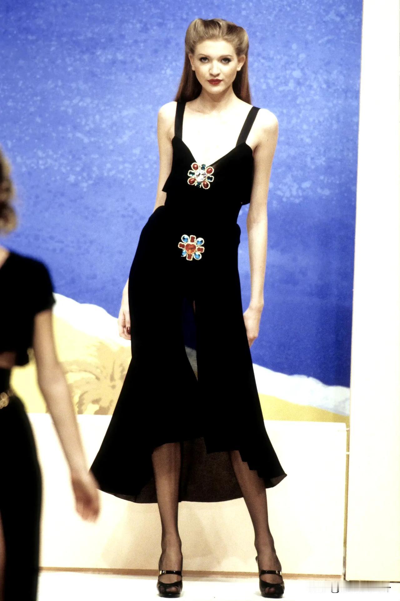 Chanel1995春夏​款，裙子的剪裁真的好看，时尚果然是个轮回，放到现