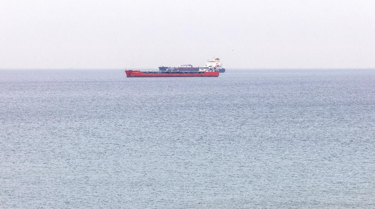 沙法克新闻:三艘油轮在伊拉克海岸附近被炸  据沙法克新闻报道,在伊拉克南