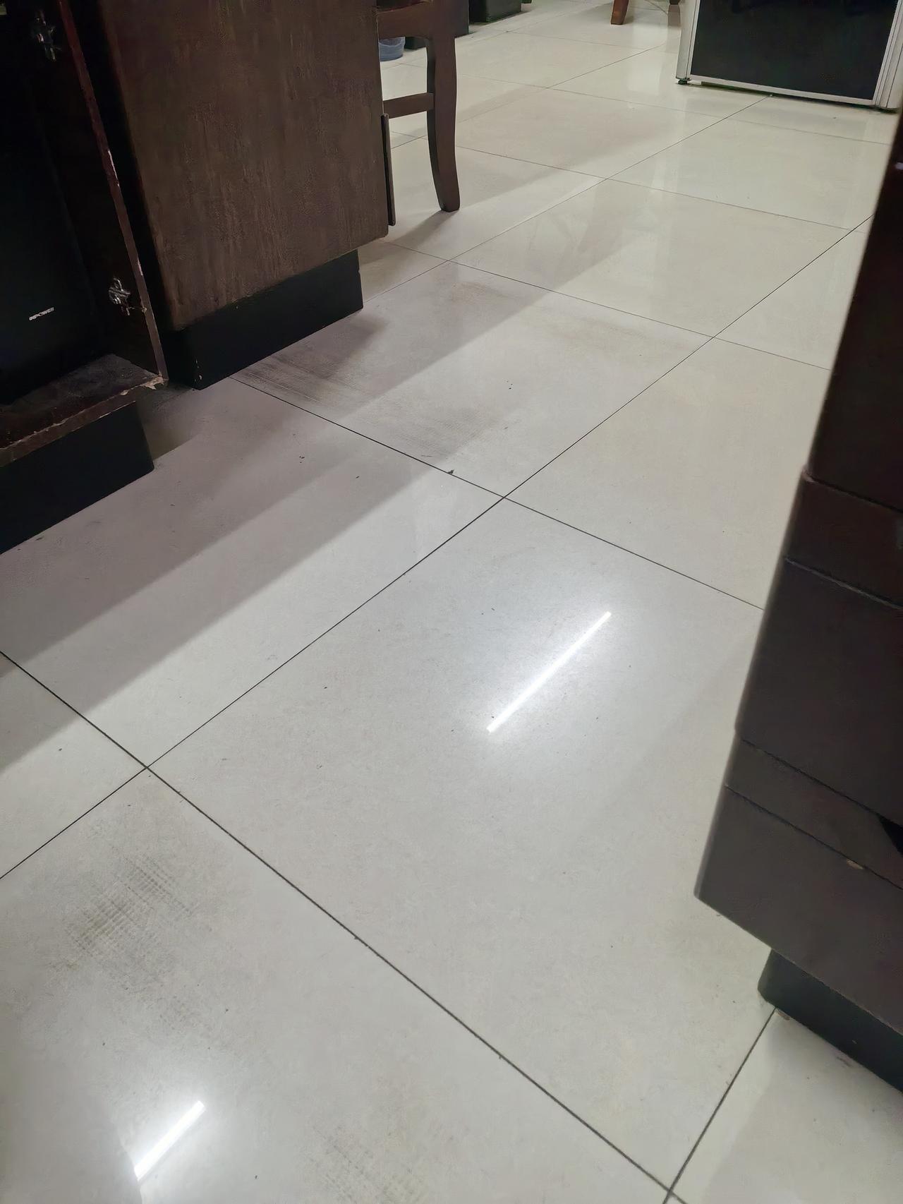 初五我来值班，发现办公室脏得不像样，尤其是卫生间，地上到处都是泥巴我二话不