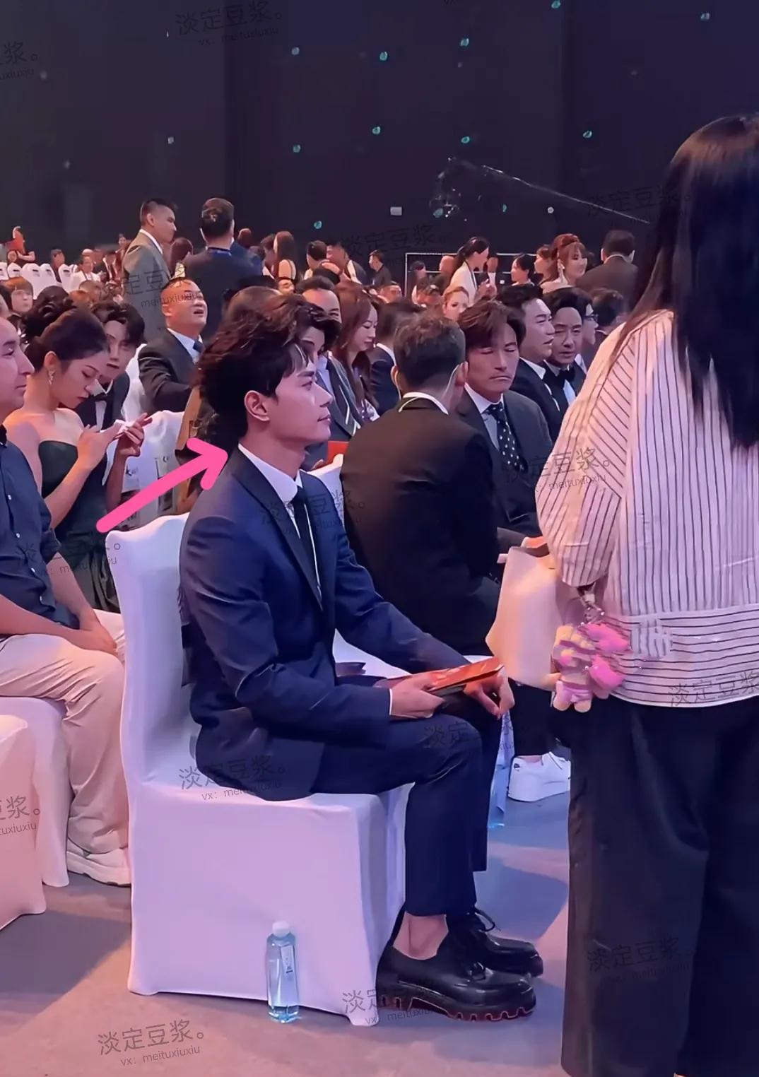 感觉演员有时太“谦逊”了也不见得是好事，容易被人“冷落”了，看曹骏就有点，看别人