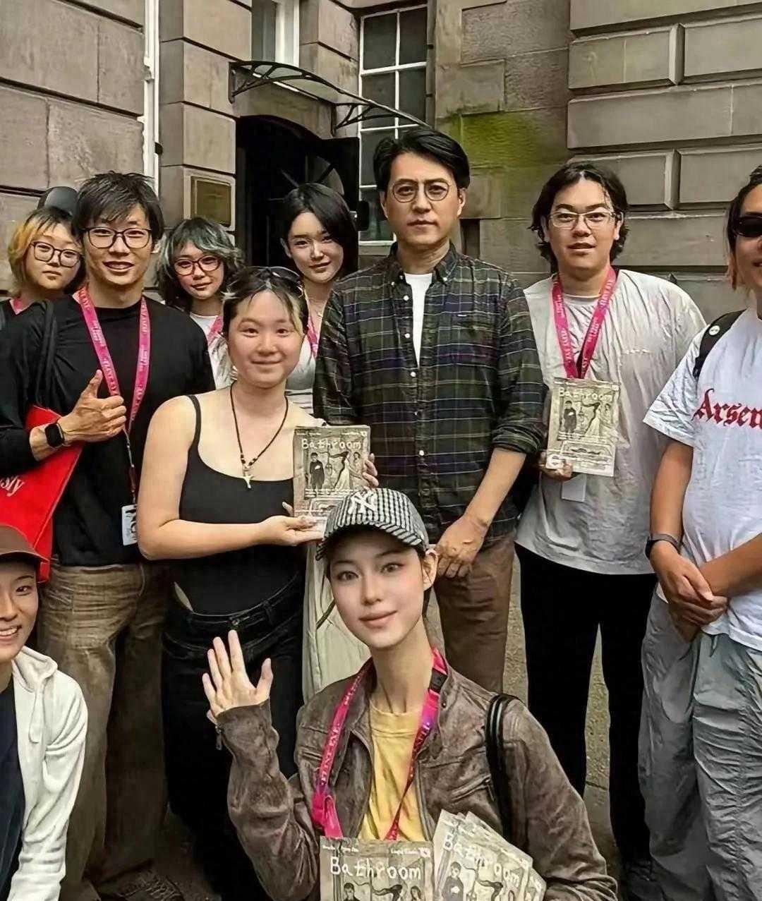  秒变街头合影点！靳东伦敦出行路人争相合照靳东现身伦敦街头被路人偶遇，生图下发