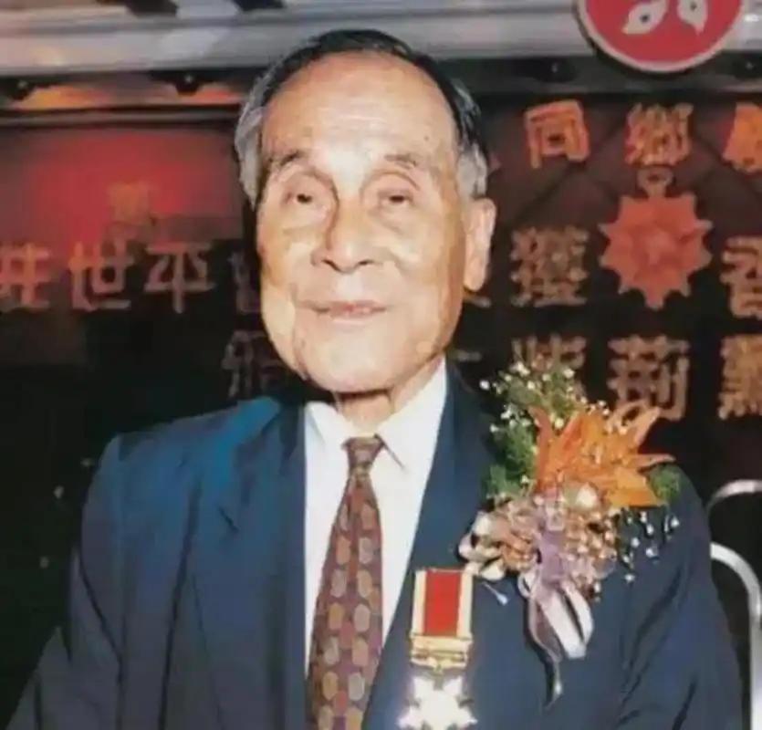 先生千古！他是千亿富豪，却淡泊名利，去世前将全部心血捐给祖国在香港商界，李嘉