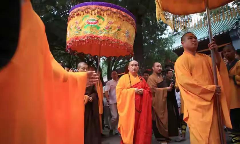 李湘，爷爷是军人，国家某重要机关领导，李湘的爹是湖南省高级人民法院副院长，李湘姐