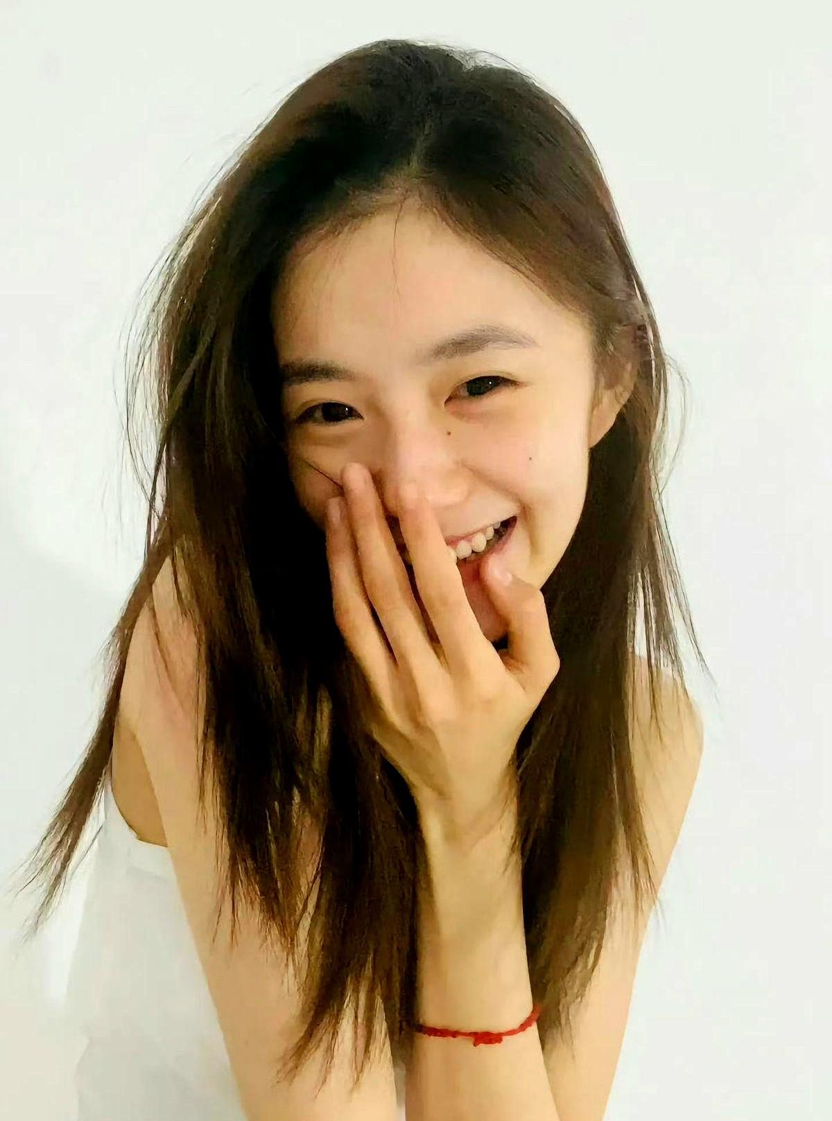 因为那可能不是木头，而是无法言说的恐惧。电影院里，当刘浩存饰演的林雨彤眼角滑
