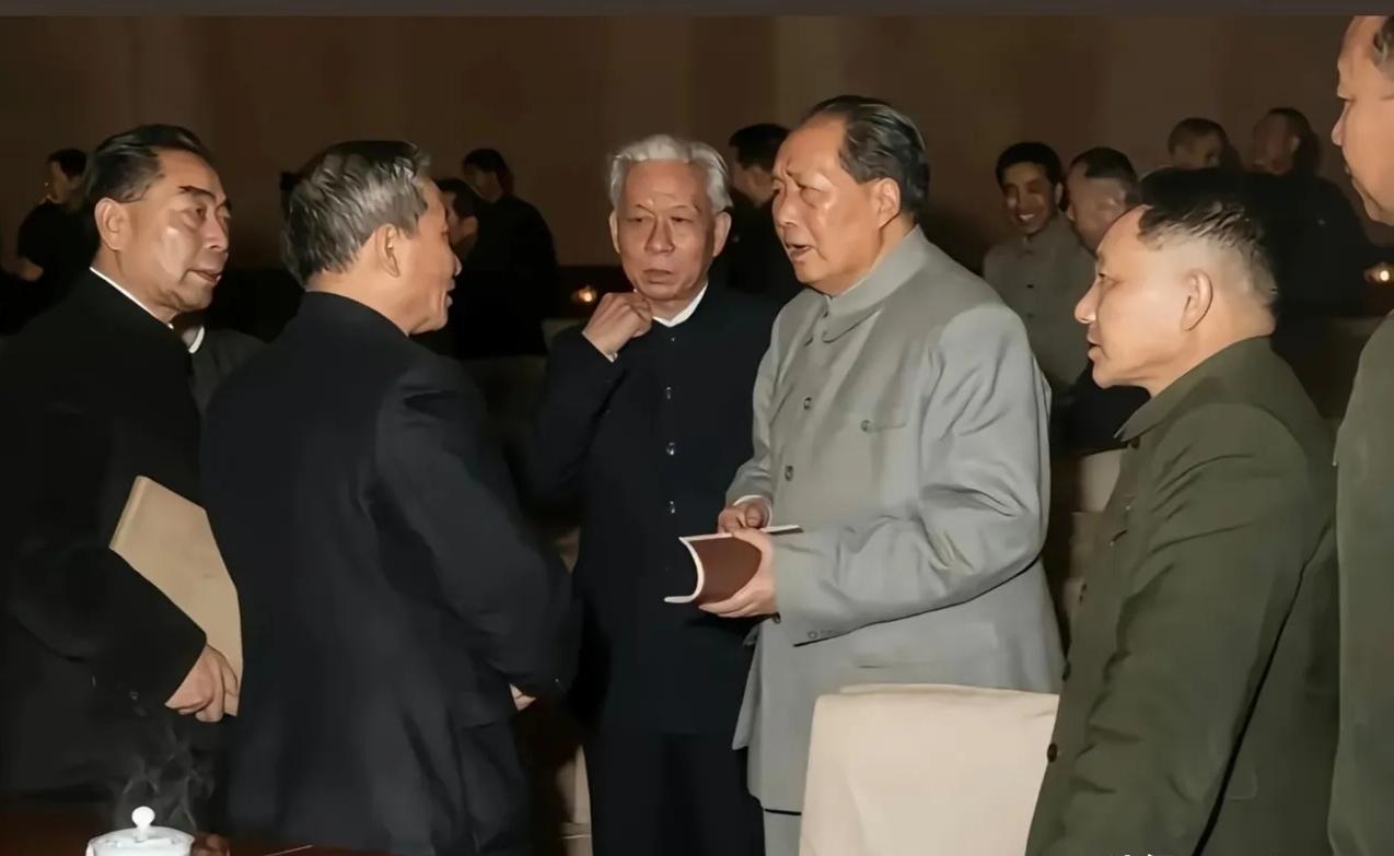 大家看，同一个会议休息场景中领导人们聚在一起谈话的两张老照片，你们发现有什么不同