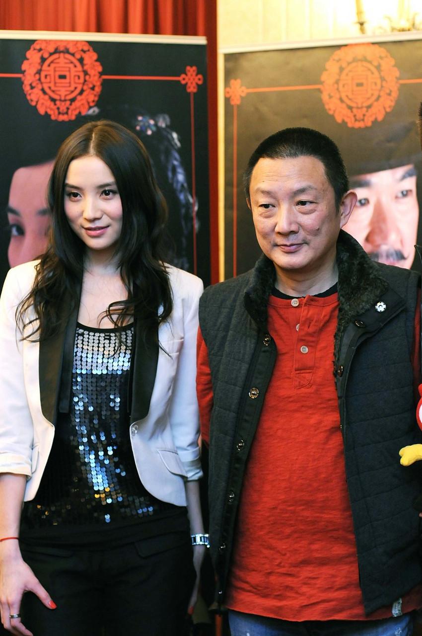 2007年，50岁的张黎想将宋佳迎娶进门，于是，他急匆匆地回家与第四任妻子刘蓓离