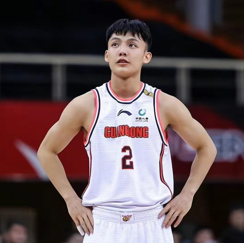 广东男篮坐不住了！随着徐杰一事发生后，不少球迷涌入广东男篮评论区，希望球队能就