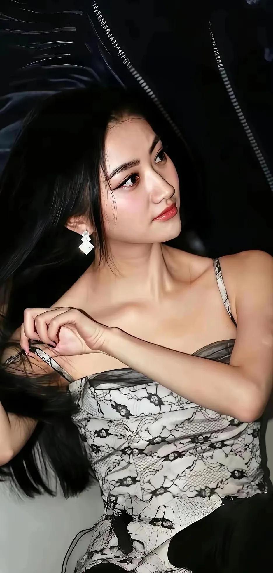 景甜这颜值真的太能打了！黑长直+蕾丝吊带裙，又甜又欲，谁看了不心动✨景甜女明