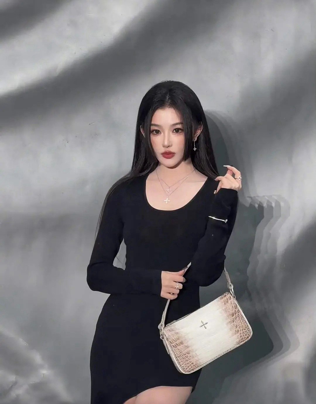 她是不是审美太差了漂亮是漂亮，但很难相信这是个女明星更像是网红