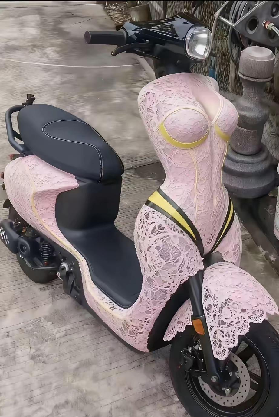 考公上岸的小伙想开宝马X5上班，怕太过招摇特意问领导，领导支招入职第一天就开，