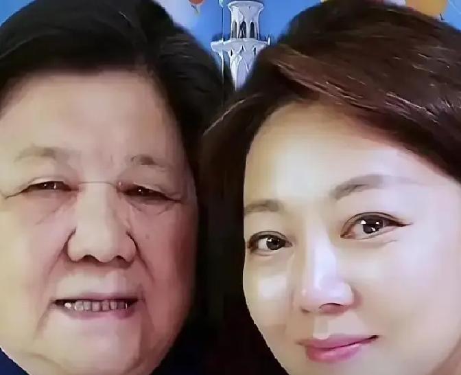 像到身份证都认错王茜华陪妈买菜，摊主盯半天：这是你姐？她翻出妈25岁旧照，