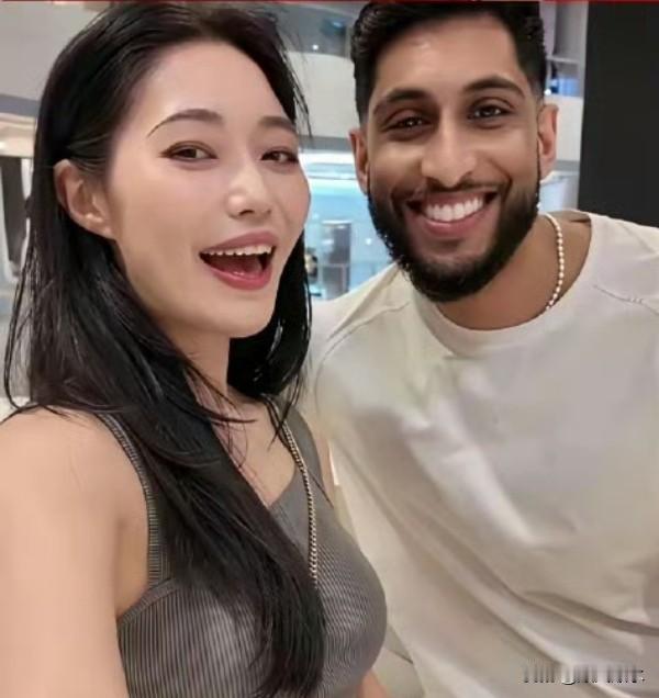 女子晒和印度男友甜蜜照，网友纳闷：这么漂亮图啥？担心她嫁过去地位暴跌，成生育工具