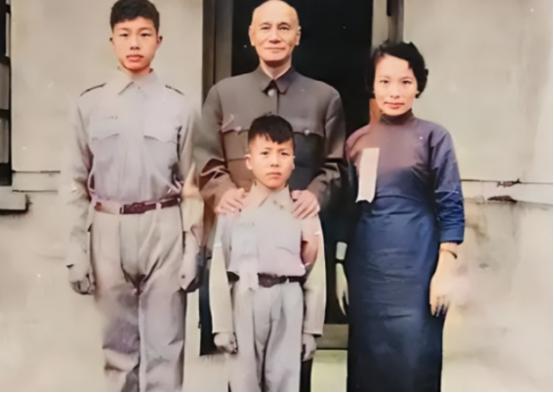 1953年，蒋介石得知戴笠的儿子戴藏宜被枪毙，当即命令毛人凤把戴的后人接到台湾。