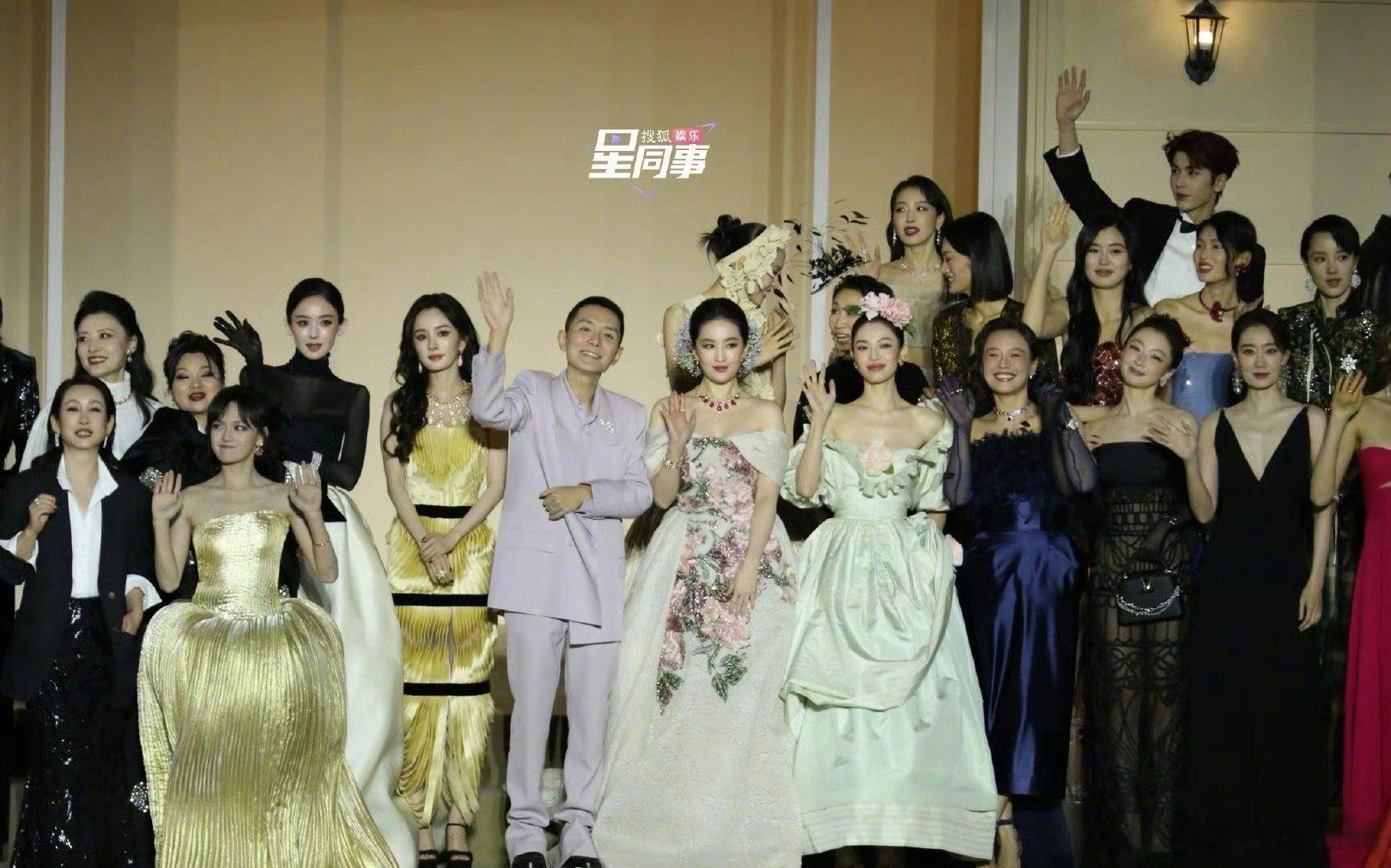 VOGUE大合影，刘亦菲、杨幂分别站在刘冲两侧～​​​