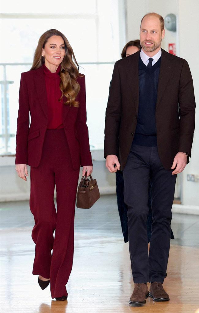 威尔士夫妇开启2026新年公务！凯特一身酒红，缎面衬衫丝滑又温柔，映