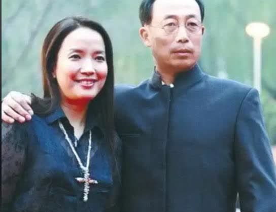 演员吕丽萍又作妖不知道从哪一年开始，演员吕丽萍就像中邪一样，没事就在网上