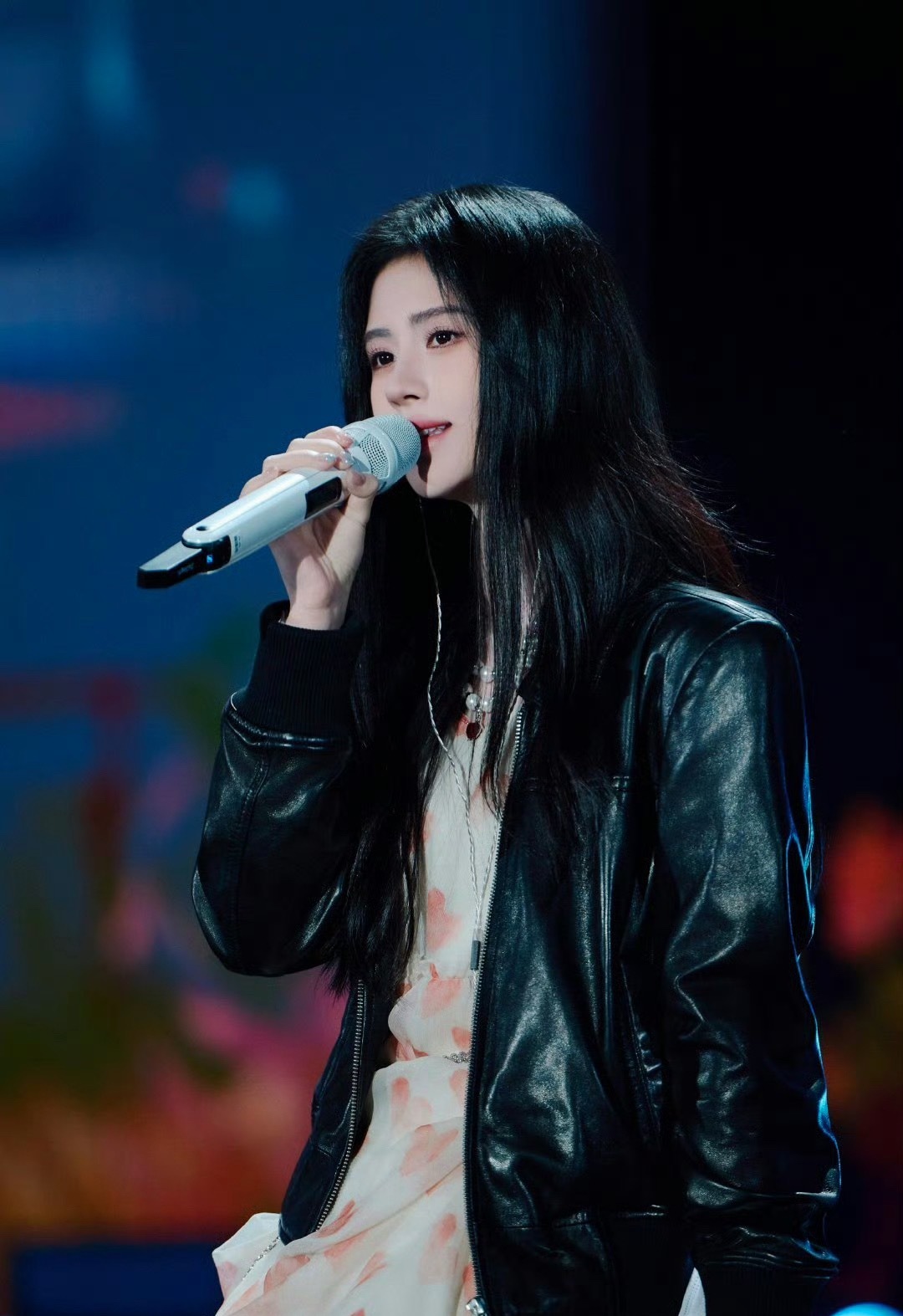 愚人节站姐团建，竟有56个站姐预告了鞠婧祎，此女的美貌还是太权威了有56个站姐预