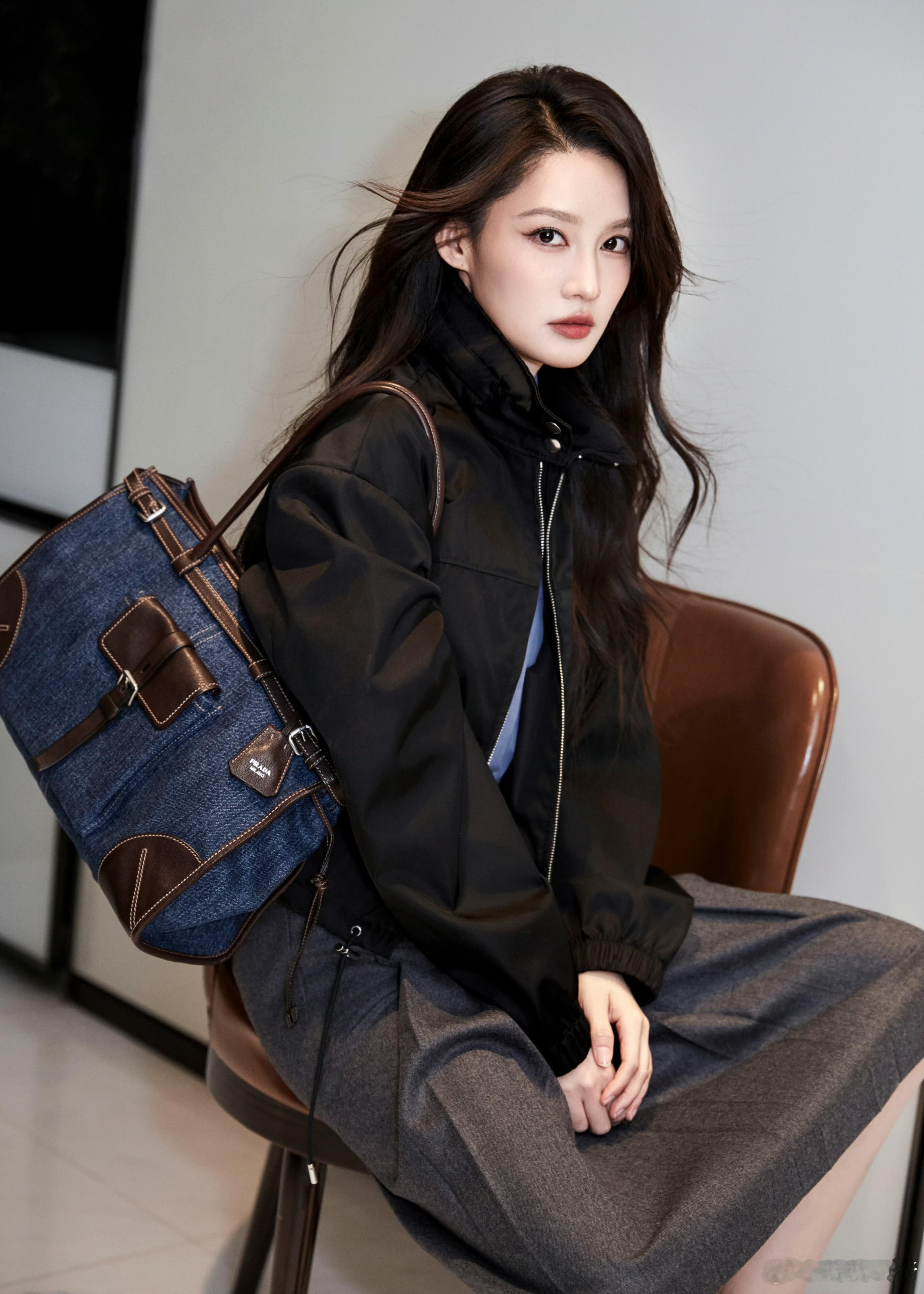 李沁太绝了，又美又帅，蓬松微卷发衬得她格外迷人~