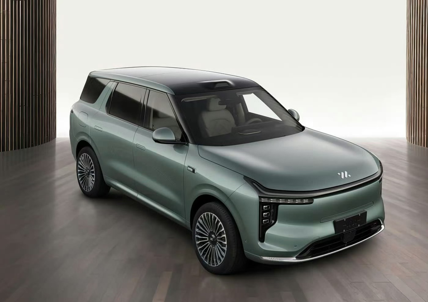 智己LS8也来了，3月26日正式发布，定位中大型增程SUV。核心卖点：-轴距3