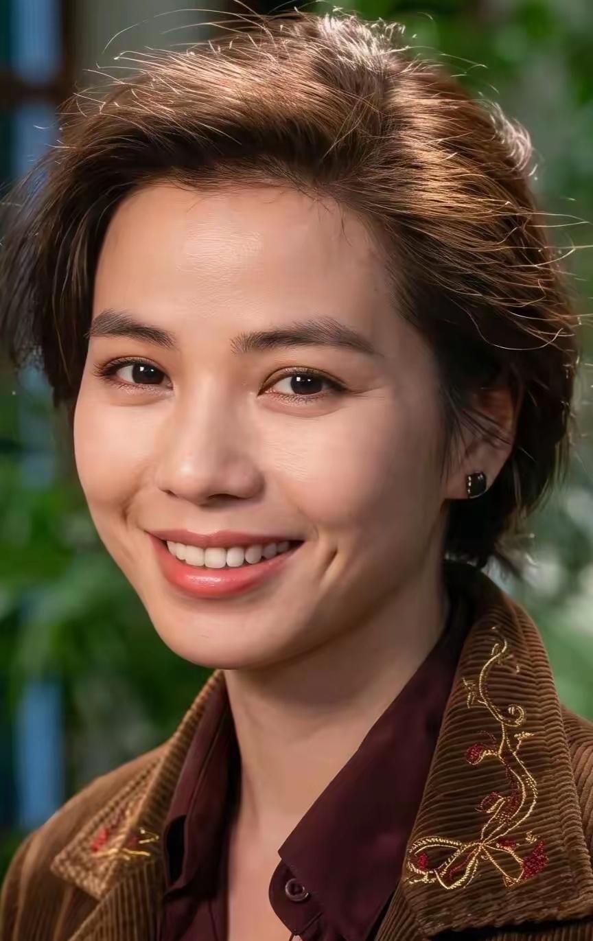 在香港娱乐圈红姐也许不是最美的，但她的笑是最迷人的，在香港有两个人是这样被形容的