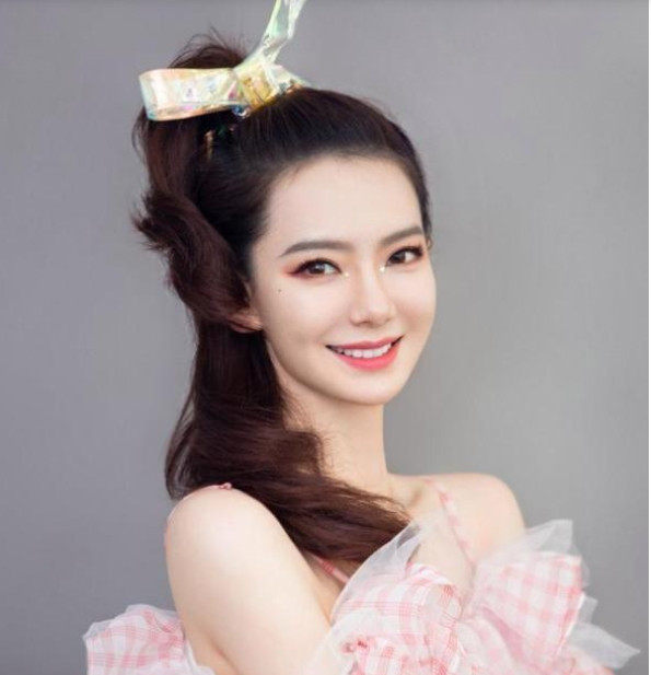 2016年，在《出发吧爱情》节目里，戚薇朝着吴京大喊：“你别摸我大腿啊，这我哪